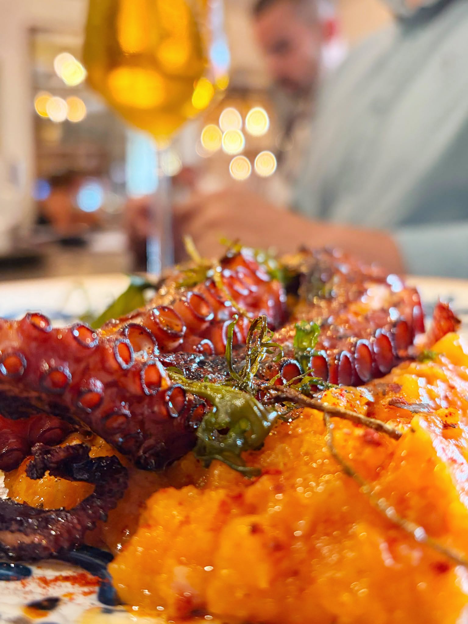 Pulpo brasa con patatas meneás